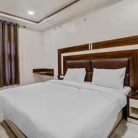 Super Collection O Yamuna Palace Near Gomti Riverfront Park Hasanganj Exterior photo