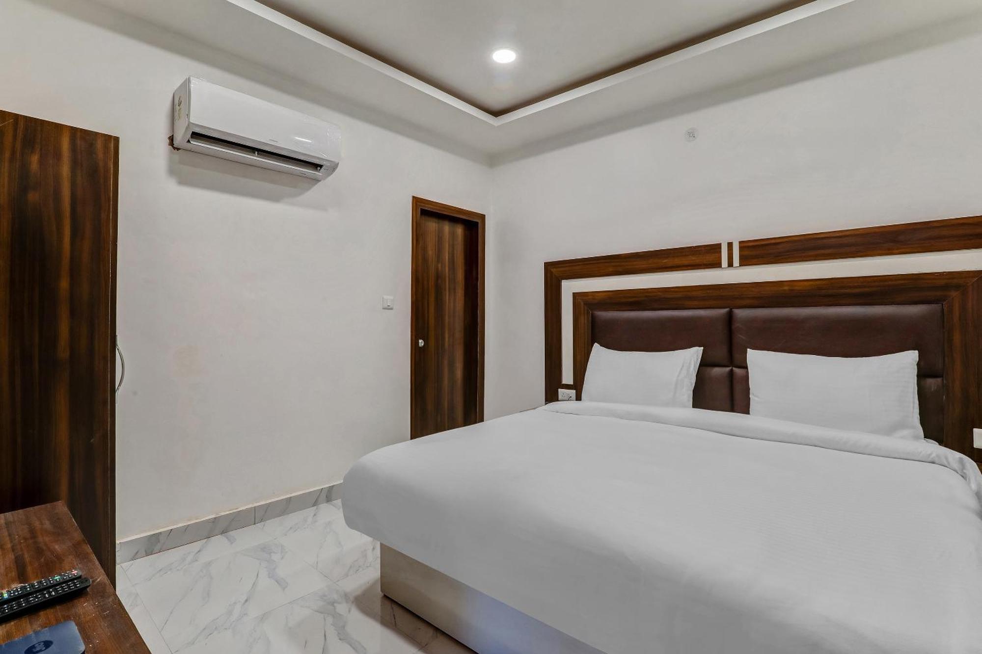 Super Collection O Yamuna Palace Near Gomti Riverfront Park Hasanganj Exterior photo