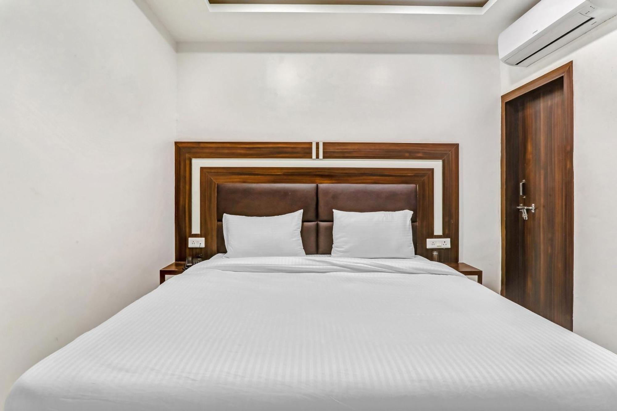 Super Collection O Yamuna Palace Near Gomti Riverfront Park Hasanganj Exterior photo