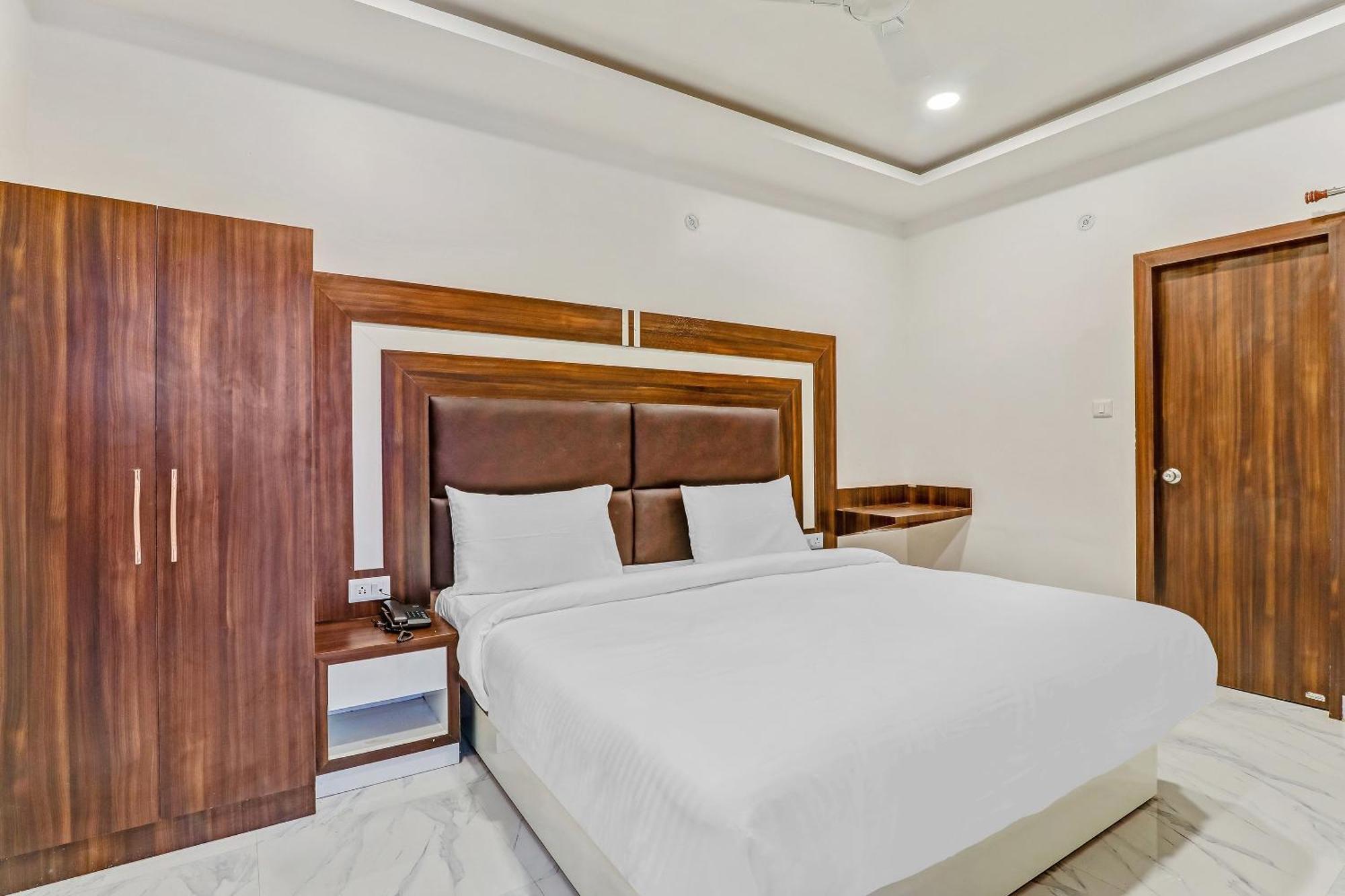Super Collection O Yamuna Palace Near Gomti Riverfront Park Hasanganj Exterior photo