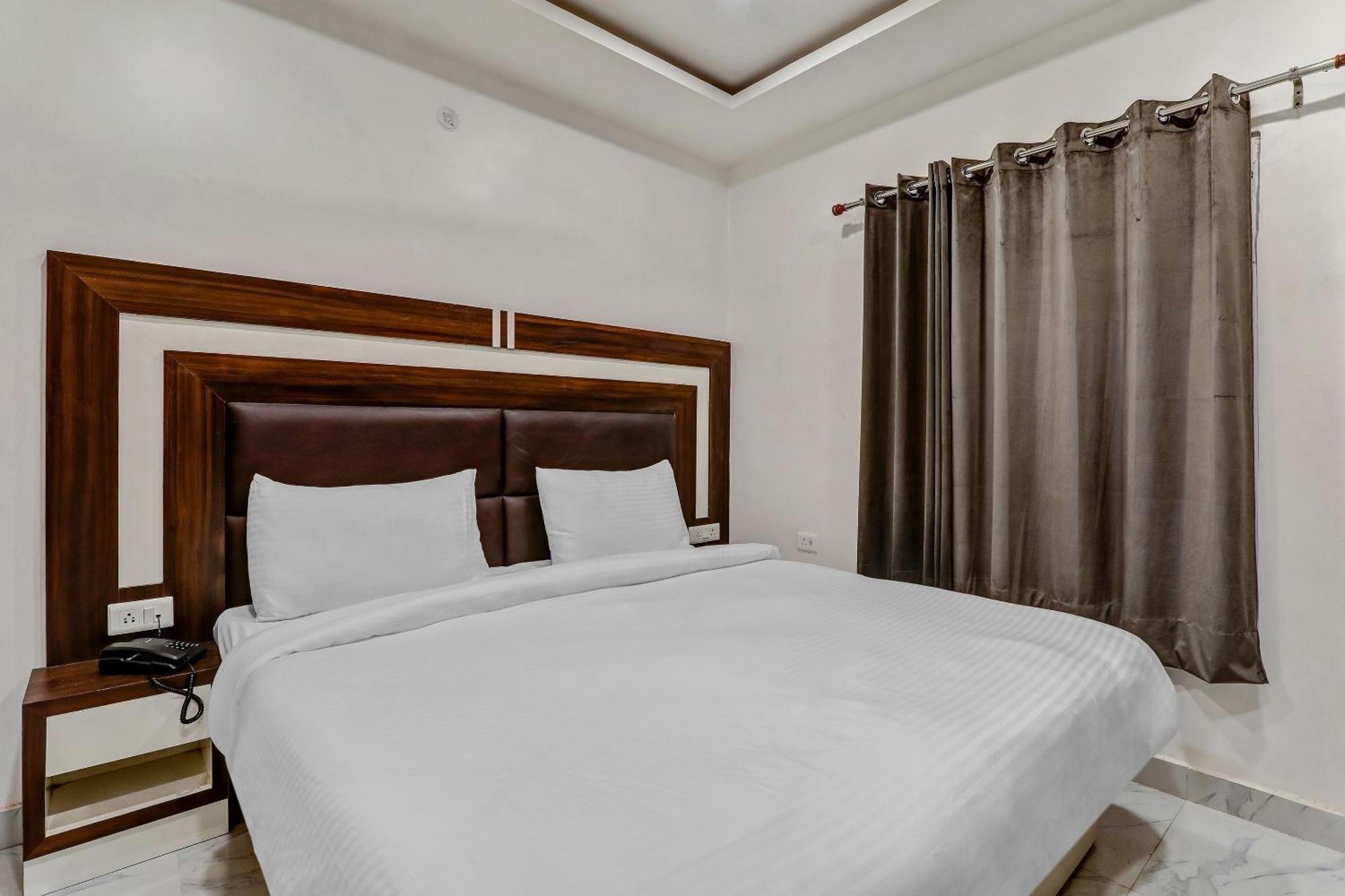 Super Collection O Yamuna Palace Near Gomti Riverfront Park Hasanganj Exterior photo