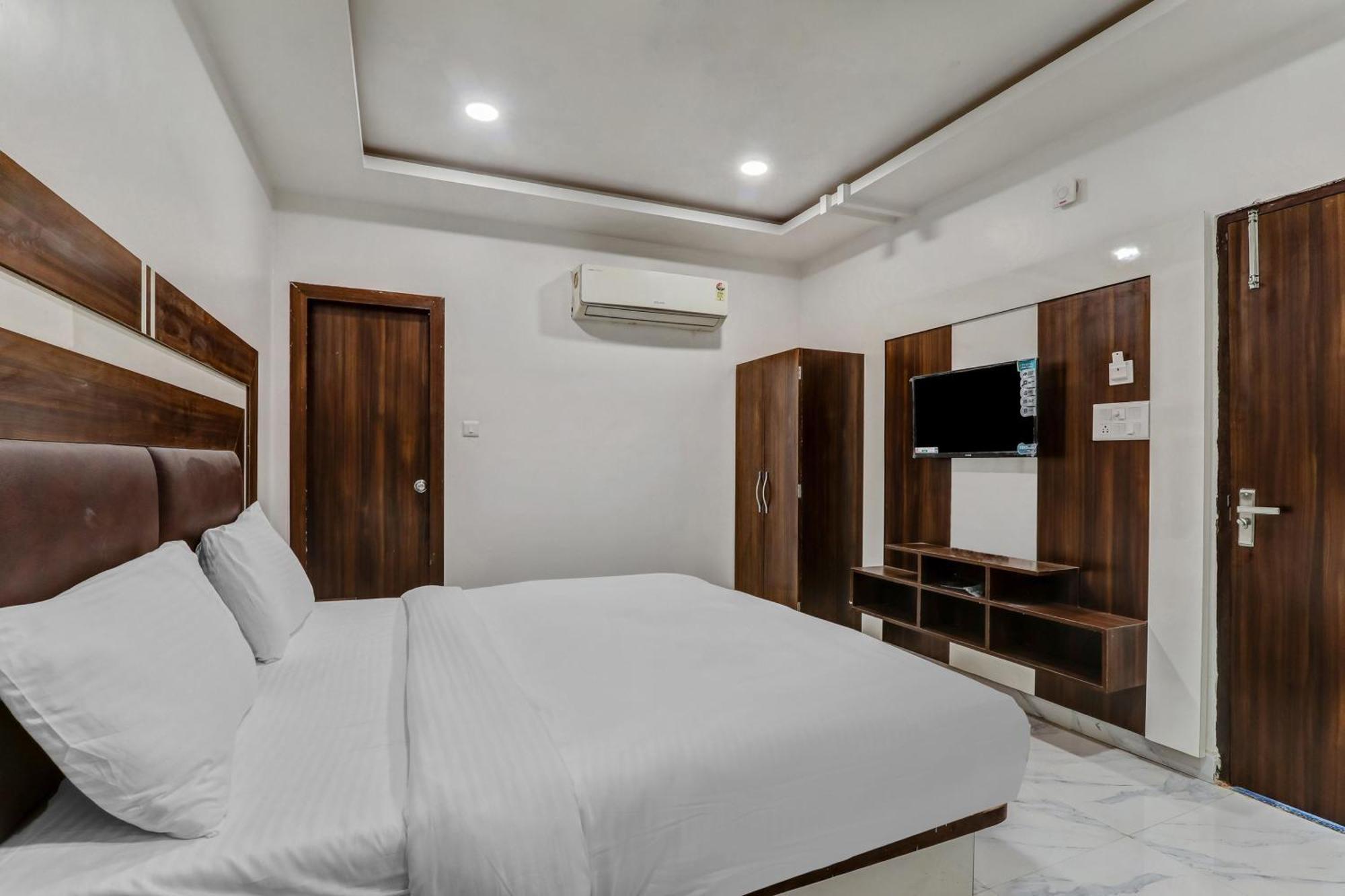 Super Collection O Yamuna Palace Near Gomti Riverfront Park Hasanganj Exterior photo