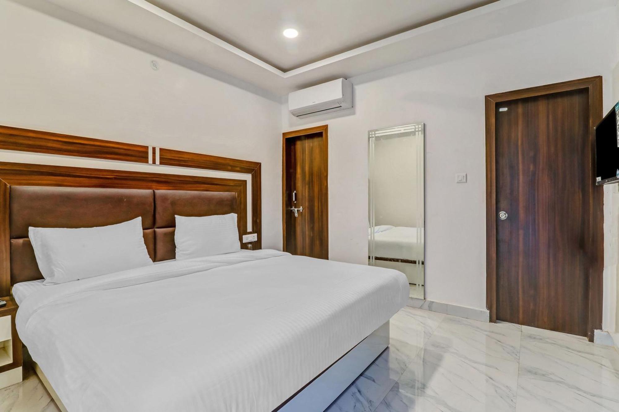 Super Collection O Yamuna Palace Near Gomti Riverfront Park Hasanganj Exterior photo