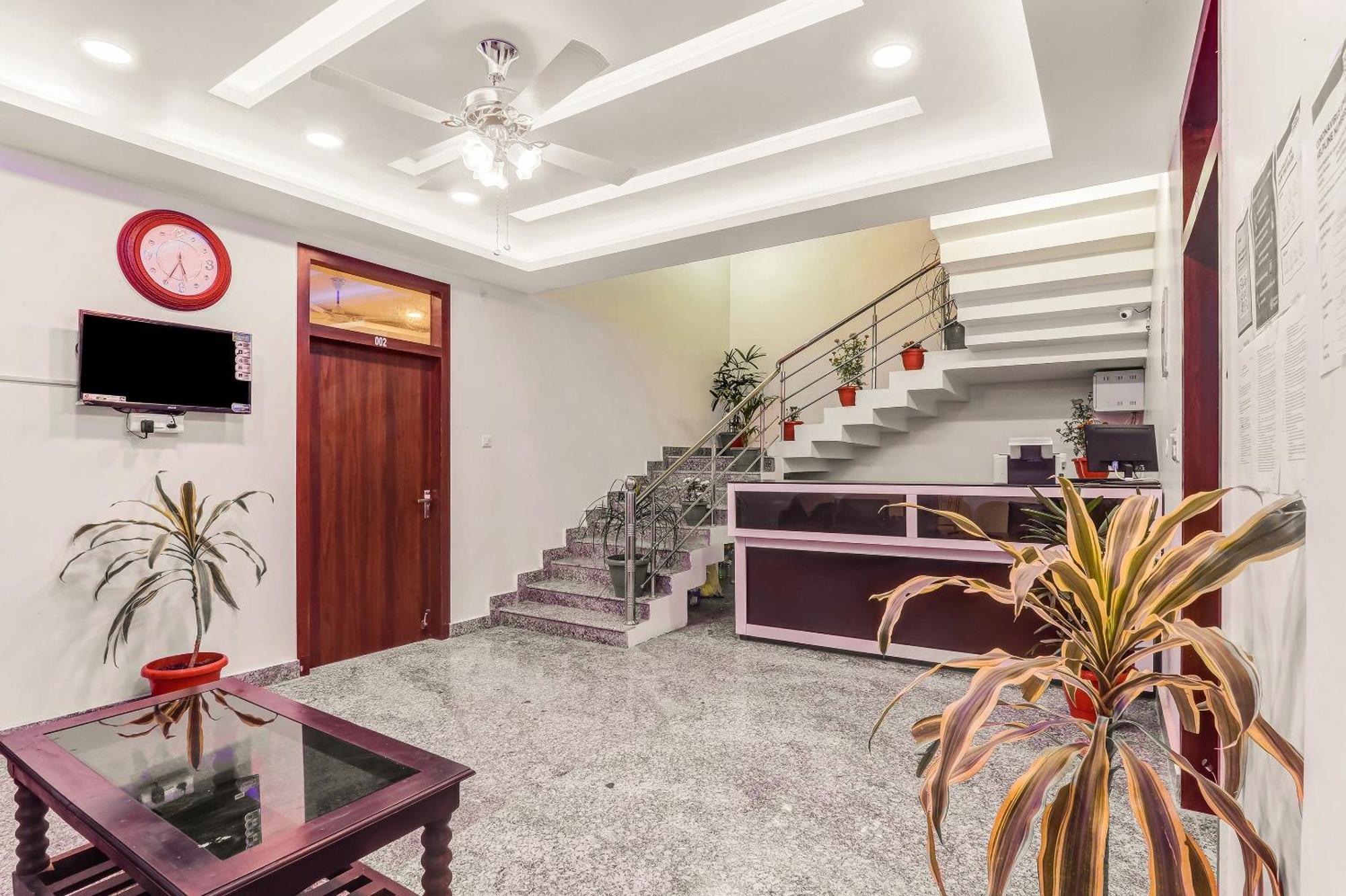 Super Collection O Yamuna Palace Near Gomti Riverfront Park Hasanganj Exterior photo