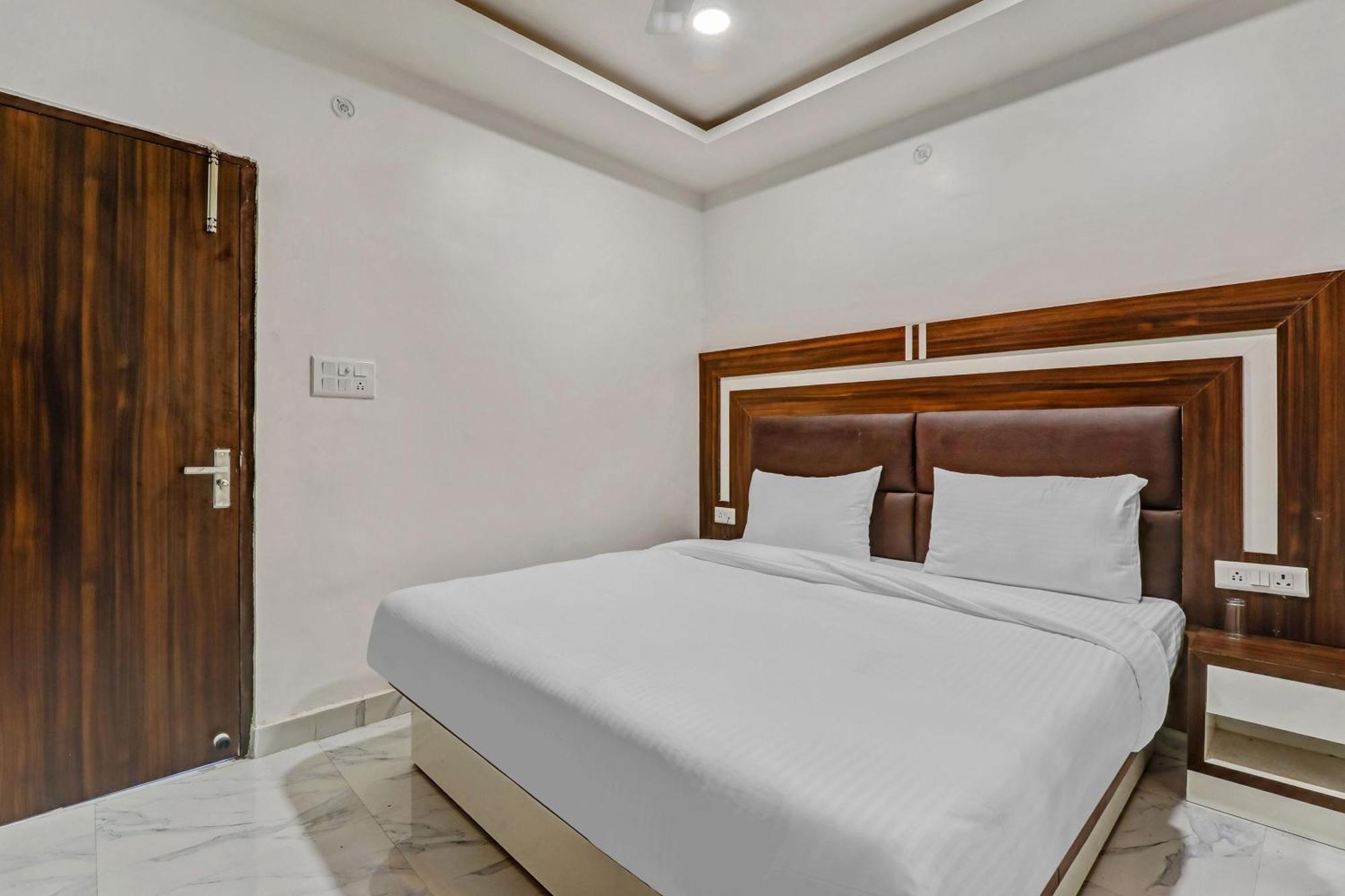 Super Collection O Yamuna Palace Near Gomti Riverfront Park Hasanganj Exterior photo