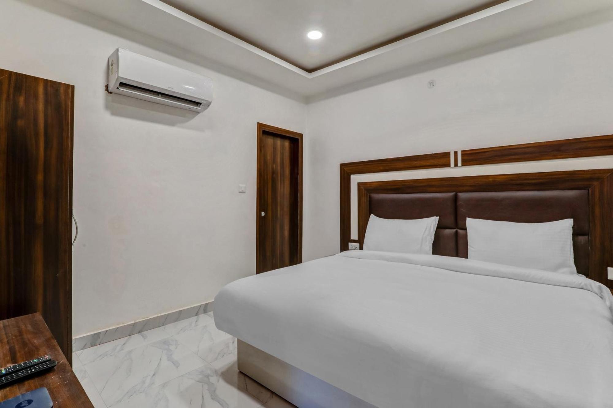 Super Collection O Yamuna Palace Near Gomti Riverfront Park Hasanganj Exterior photo