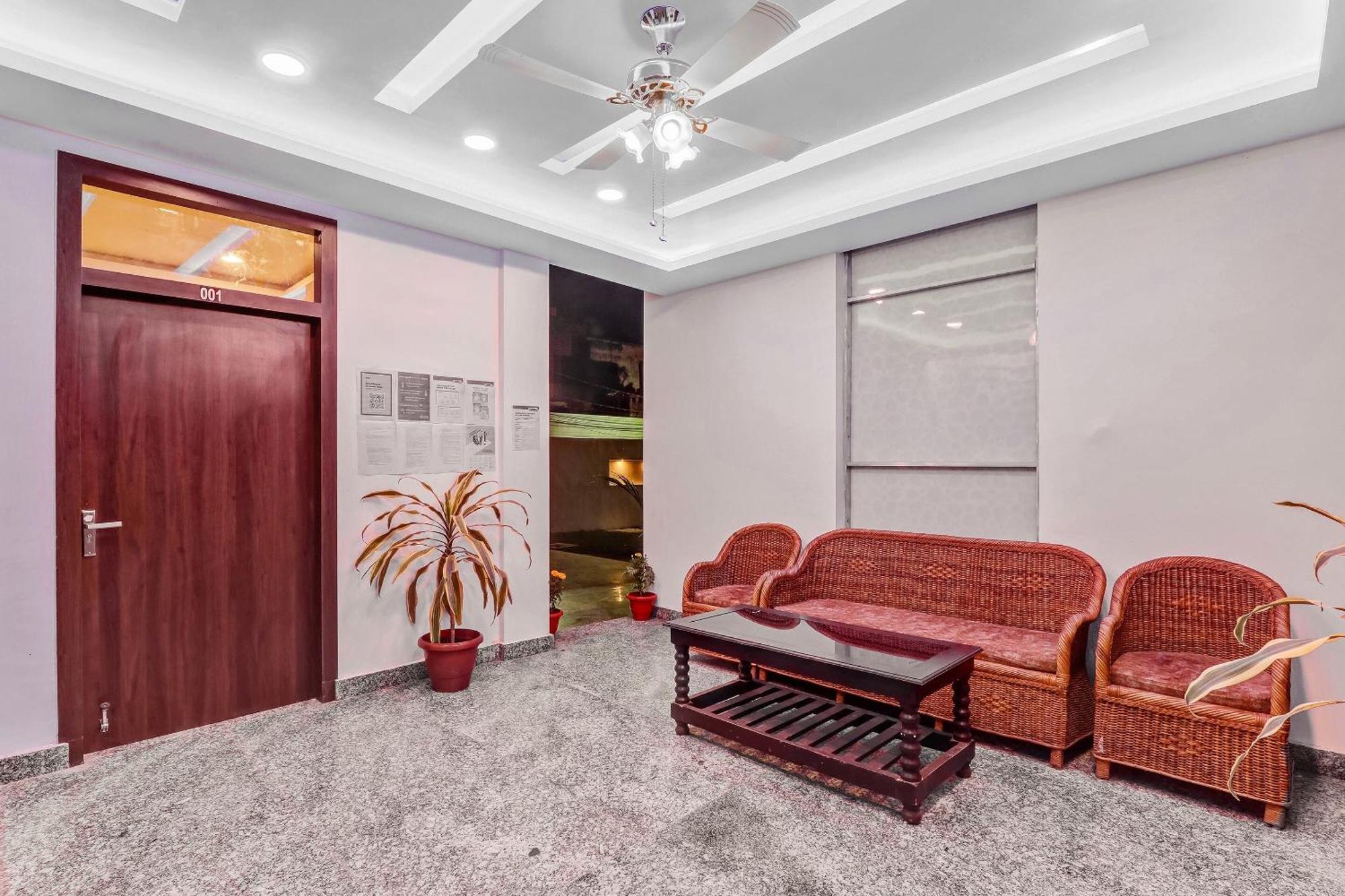 Super Collection O Yamuna Palace Near Gomti Riverfront Park Hasanganj Exterior photo