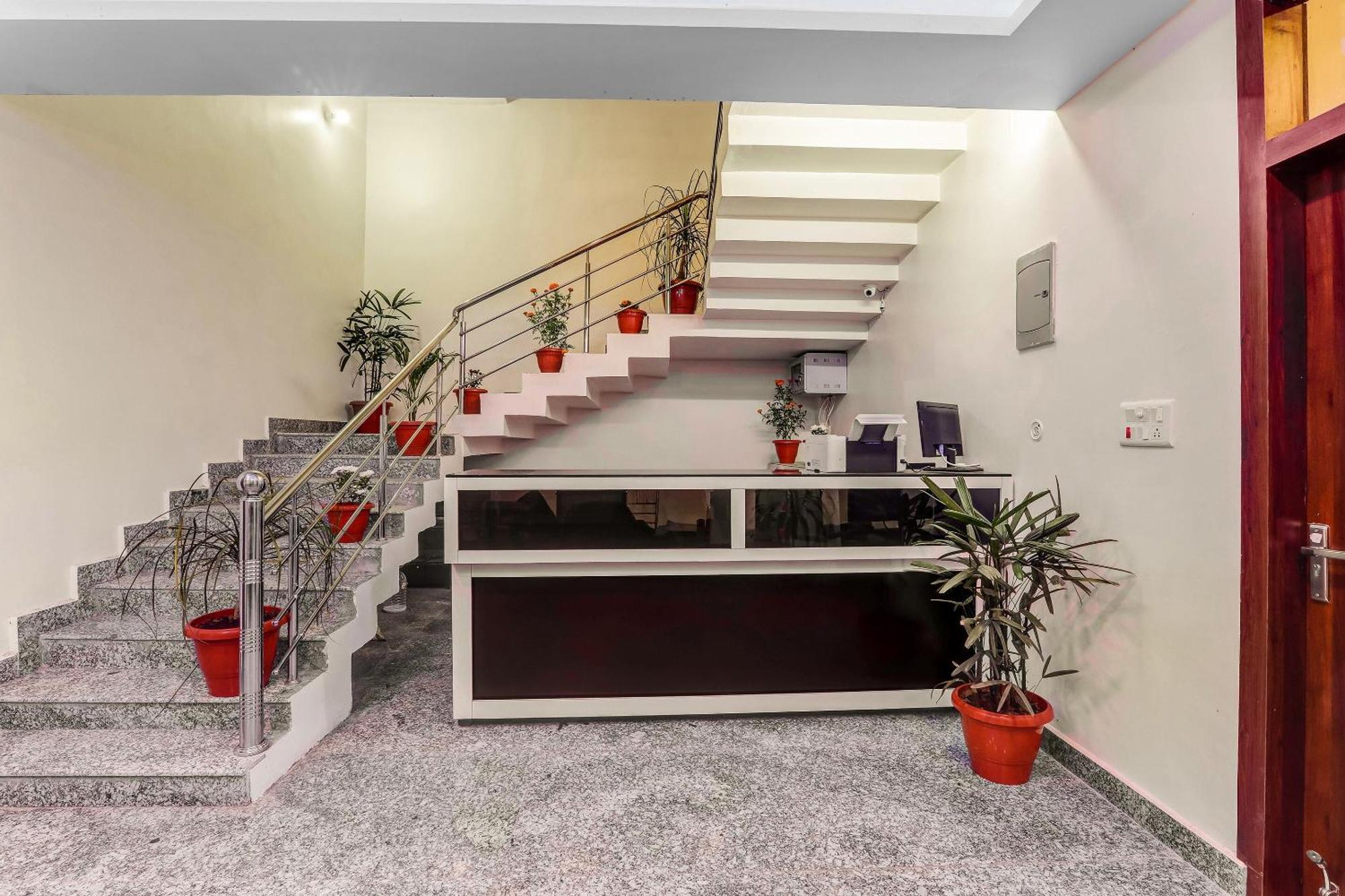 Super Collection O Yamuna Palace Near Gomti Riverfront Park Hasanganj Exterior photo