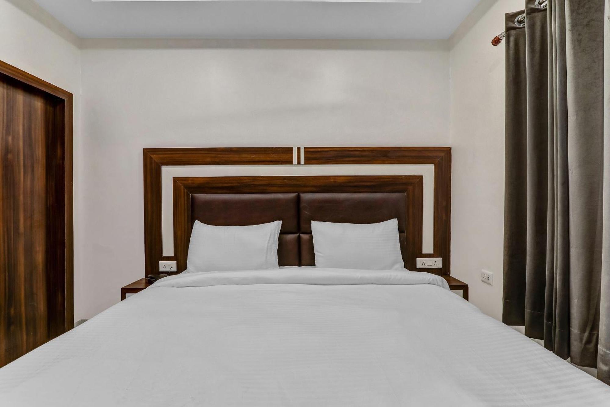 Super Collection O Yamuna Palace Near Gomti Riverfront Park Hasanganj Exterior photo